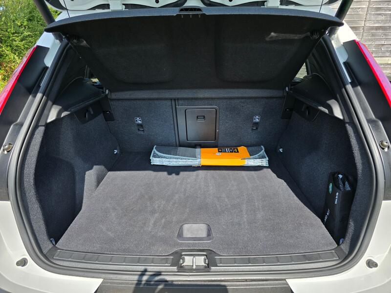 VOLVO XC40 2.0 Momentum Pro D3 2018