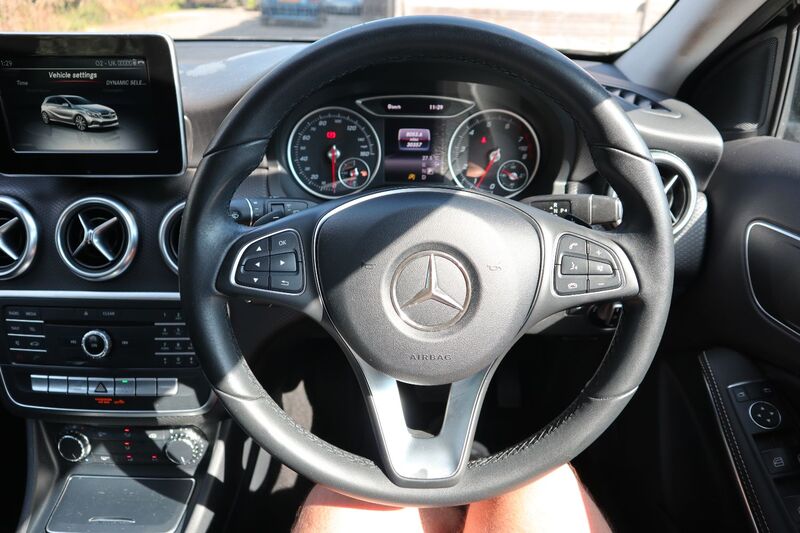 MERCEDES-BENZ A CLASS A 180 SE 2017