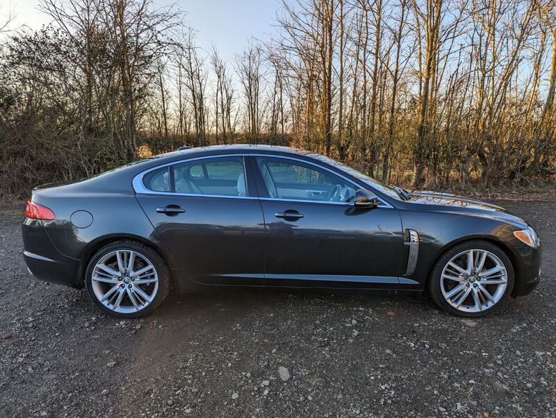 JAGUAR XF V6 PORTFOLIO 2011