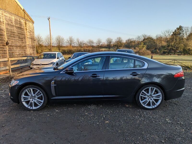 JAGUAR XF V6 PORTFOLIO 2011