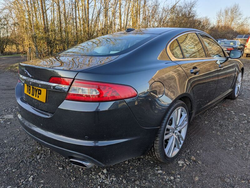 JAGUAR XF V6 PORTFOLIO 2011