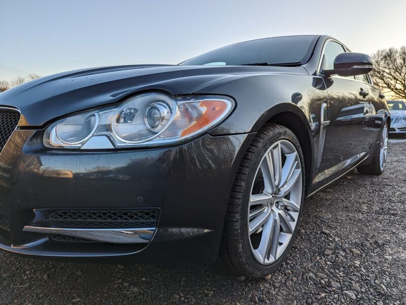 JAGUAR XF V6 PORTFOLIO 2011